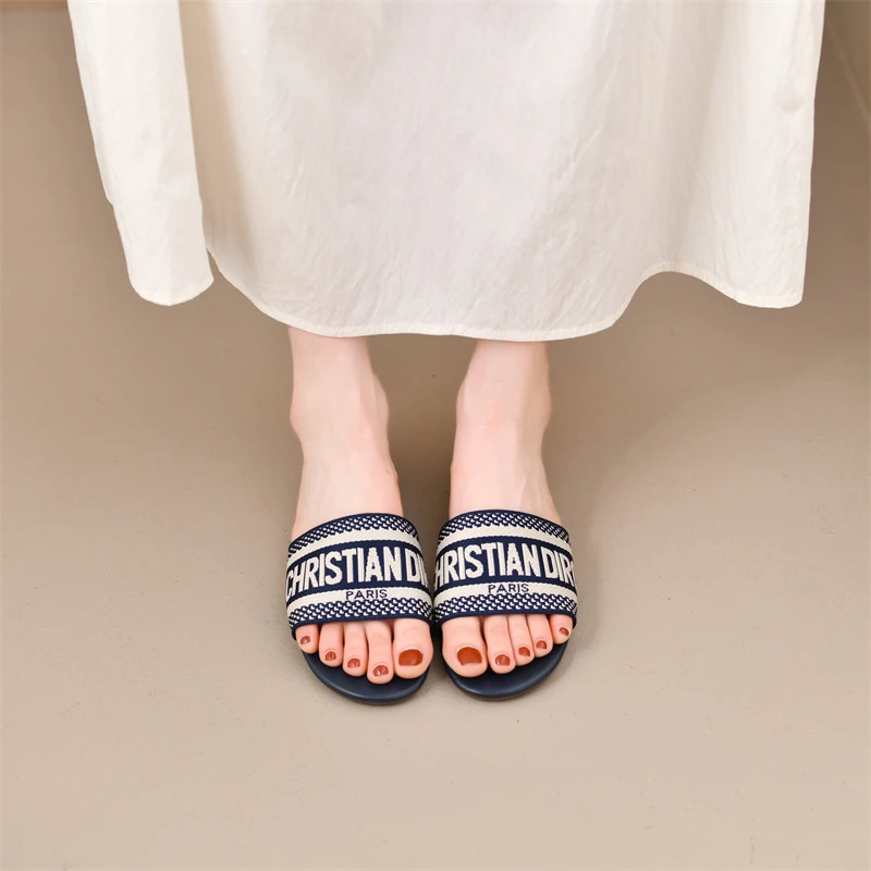 2025 New Casual Plus Size Flat Bottom Sandals Women's Hot Selling Vintage Outerwear Slippers Fashion Style Adult Footwear - Image 3