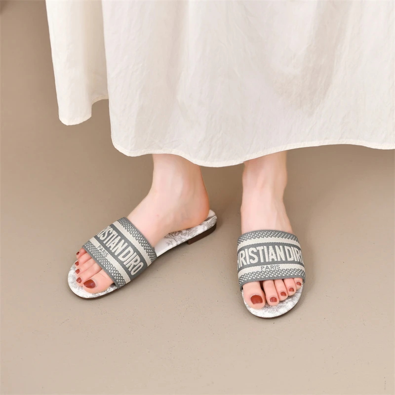 2025 New Casual Plus Size Flat Bottom Sandals Women's Hot Selling Vintage Outerwear Slippers Fashion Style Adult Footwear - Image 2